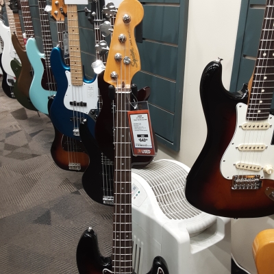 Squier Classic Vibe '60s Jazz Bass, Laurel Fingerboard - Black